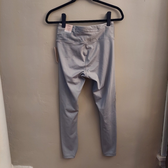 VICTORIA SECRET SPORT Essential Shine Pocket Leggings in Gray and Silver - Picture 14 of 14